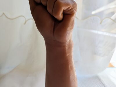 Bras Fist chair