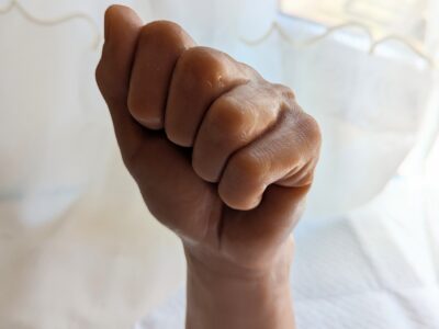 Bras Fist chair