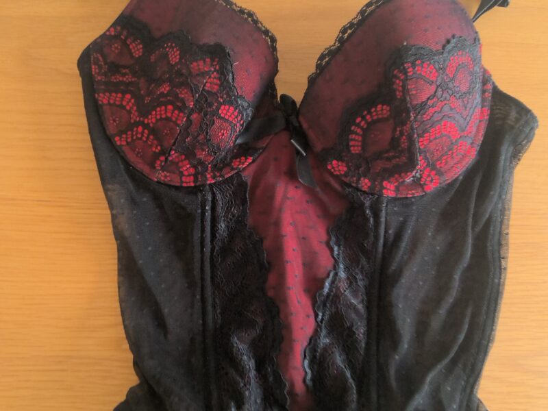 guepiere noire rouge
