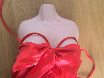 nuisette rouge seins nus