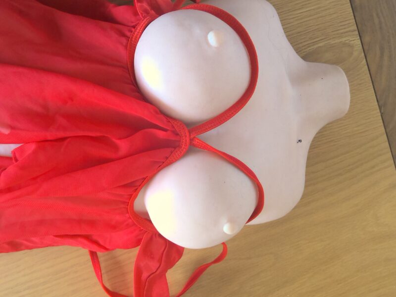 nuisette rouge seins nus