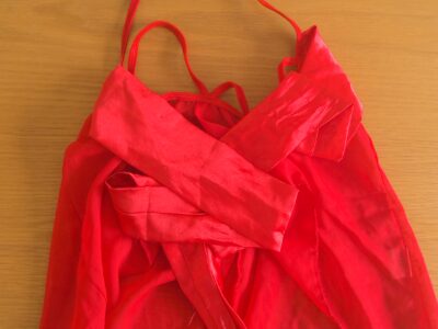 nuisette rouge seins nus