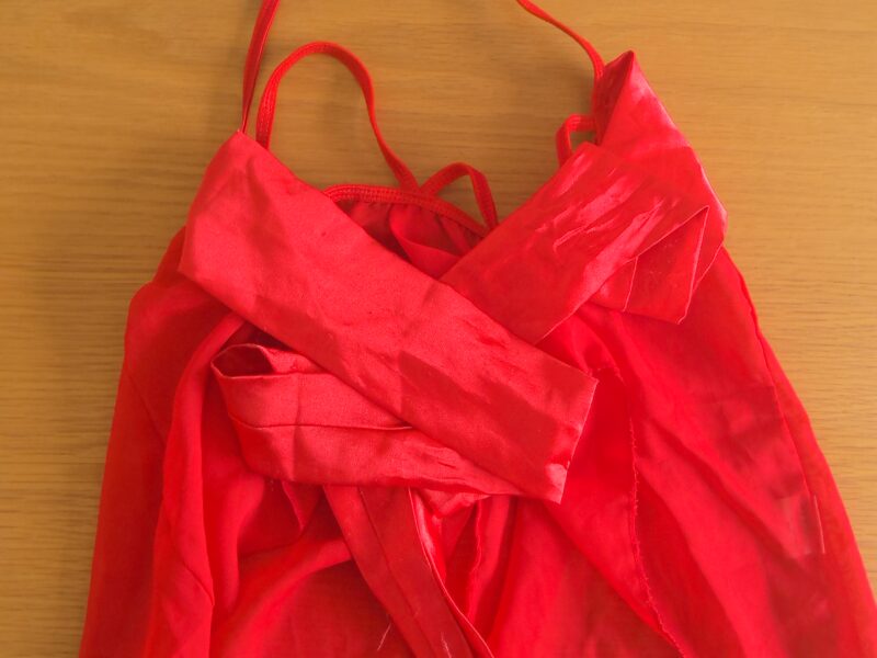 nuisette rouge seins nus